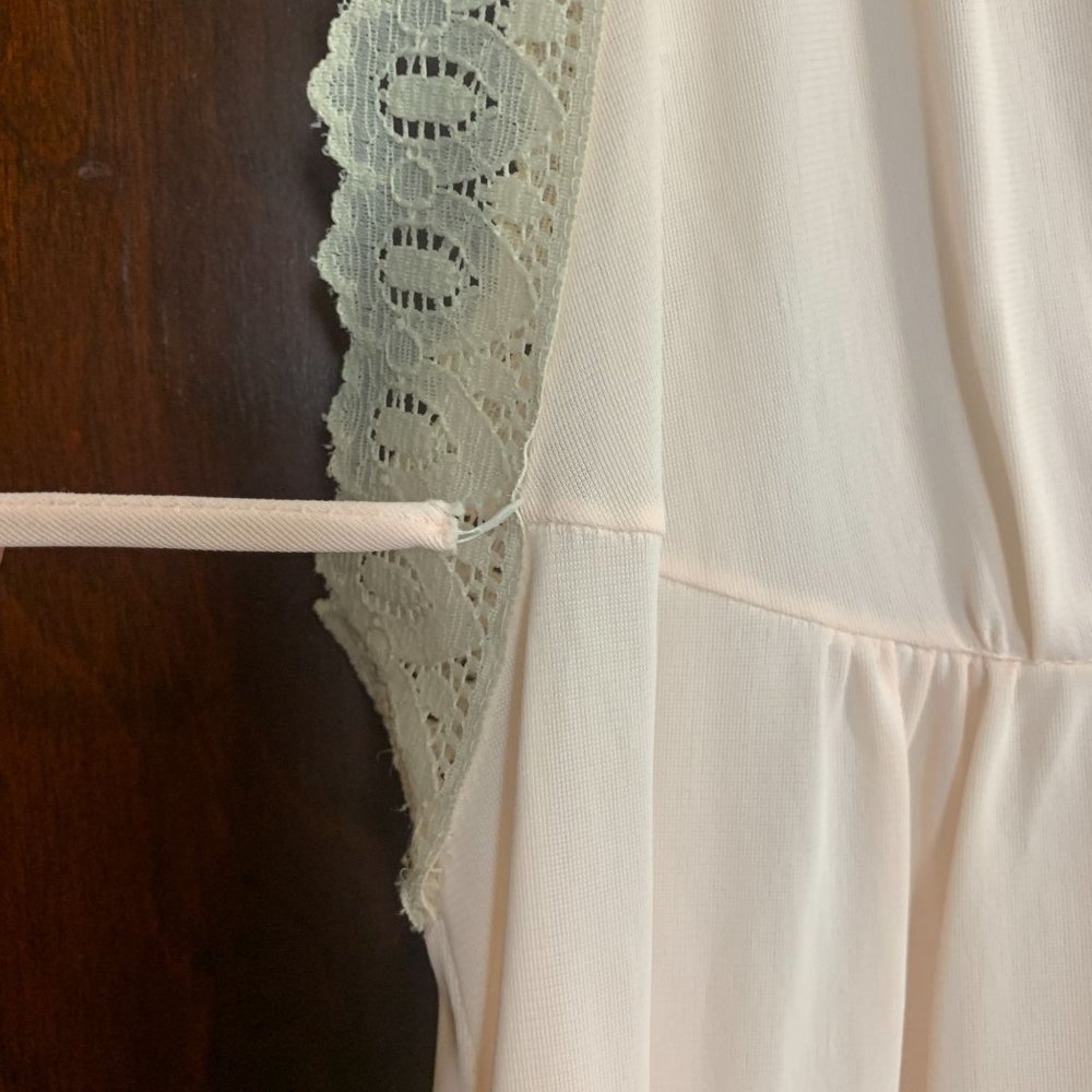 Vintage 70s light pink sleeveless nightgown slip dress with white lace trim - Picture 8 of 9